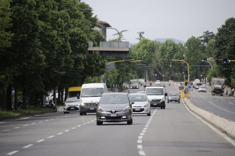 Solo 1 under 25 su 8 possiede l’auto, parco vecchio e inquinante
