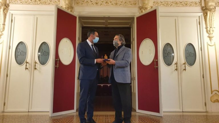 Bari, Decaro consegna la sacra manna di San Nicola al Maestro Muti