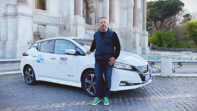 Chi guida elettrico percorre più chilometri che benzina e diesel