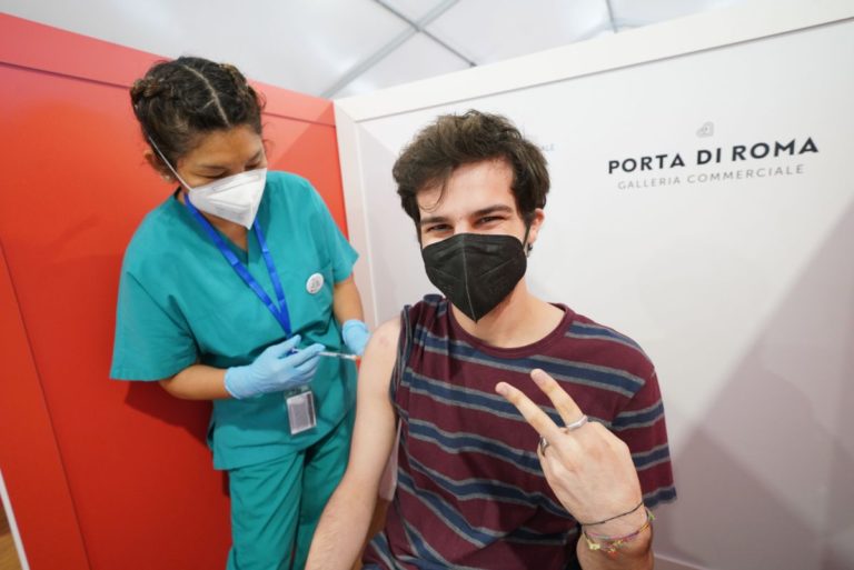 I giovani della generazione post-covid “Sì al vaccino, basta Dad!”