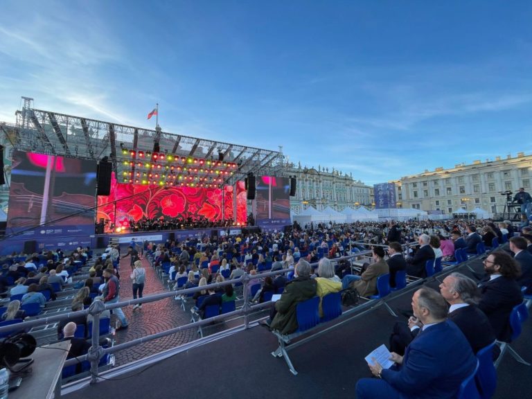 San Pietroburgo, in 40mila al concerto dell’Orchestra del Petruzzelli