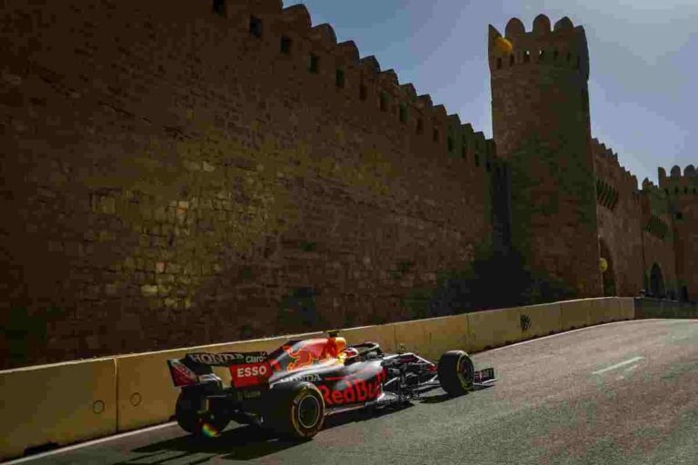 Perez sfreccia nelle libere a Baku, Sainz terzo davanti a Leclerc