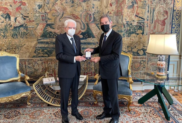 Musumeci dona medaglia Statuto siciliano a Mattarella al Quirinale