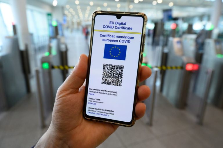 Il Parlamento europeo dà il via libera definitivo al green pass