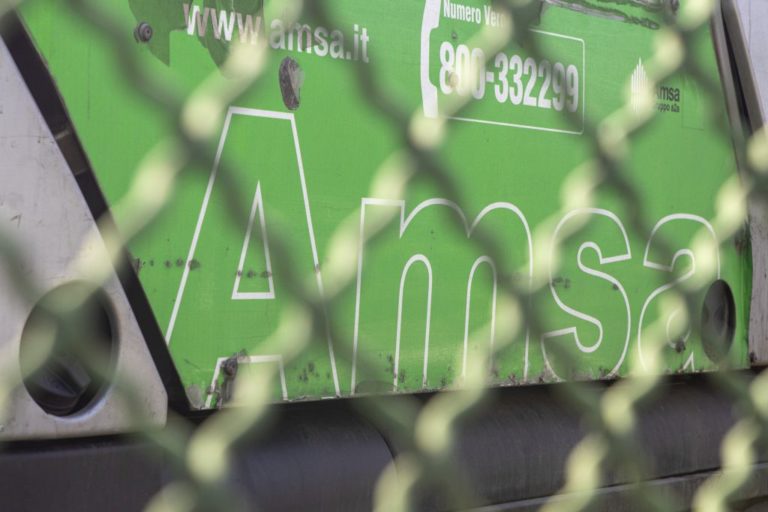 Raccolta rifiuti, i milanesi promuovono Amsa con la media del 7,7