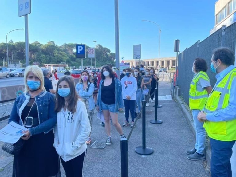 Covid, Zingaretti visita hub vaccinazioni Acea e Primavalle