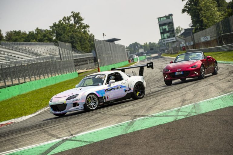 Mazda porta il drifting a Monza in uno show con la MX-5