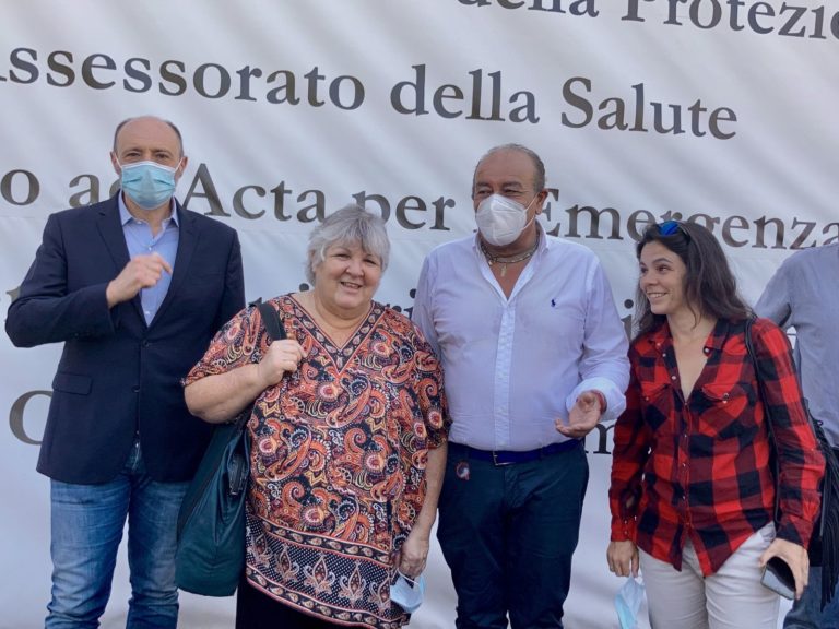 Covid, figlia Che Guevara visita hub vaccinale di Palermo