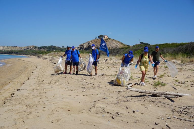 Una tonnellata di rifiuti recuperata in tre spiagge italiane