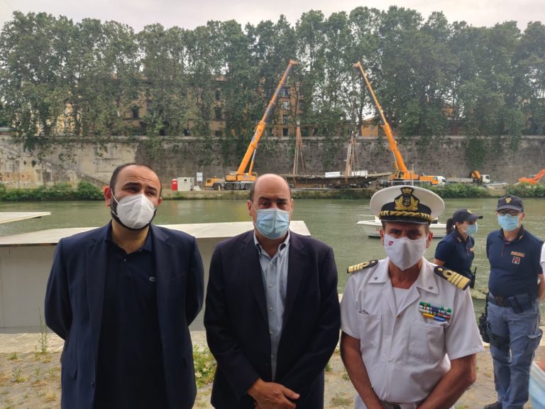 Rimosso relitto dal Tevere, Zingaretti “atto d’amore per Roma”