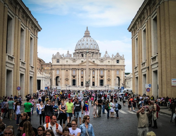 Tutta l’Italia in zona bianca, via le mascherine all’aperto