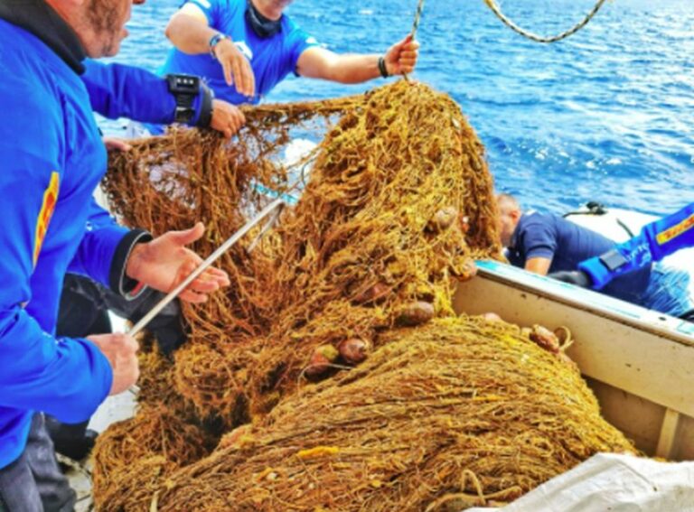 I fondali della Sicilia liberati da due reti fantasma