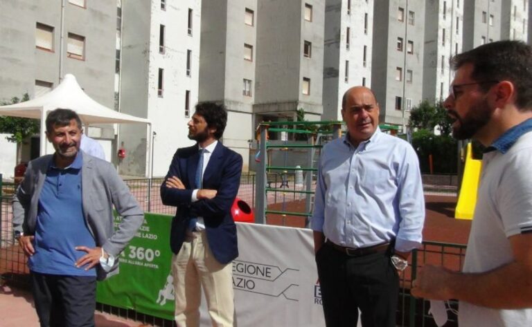 Roma, Zingaretti inaugura parco giochi a Spinaceto