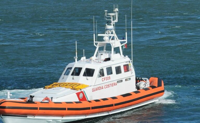 Naufragio al largo di Lampedusa,  8 donne morte e almeno 5 bimbi dispersi