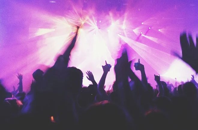 Cts, via libera discoteche all’aperto, ingresso con green pass