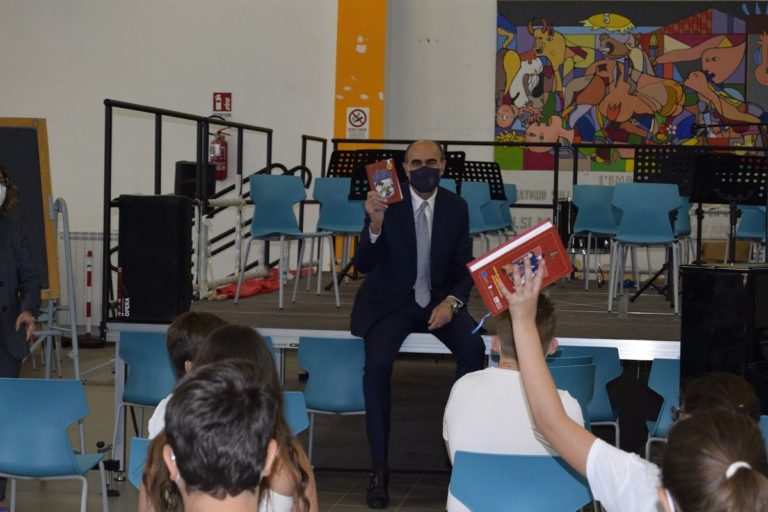 Il Questore di Palermo consegna “Diario” a bimbi scuola di Carini