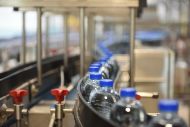 Ogni anno 7 miliardi di bottiglie di plastica non vengono riciclate