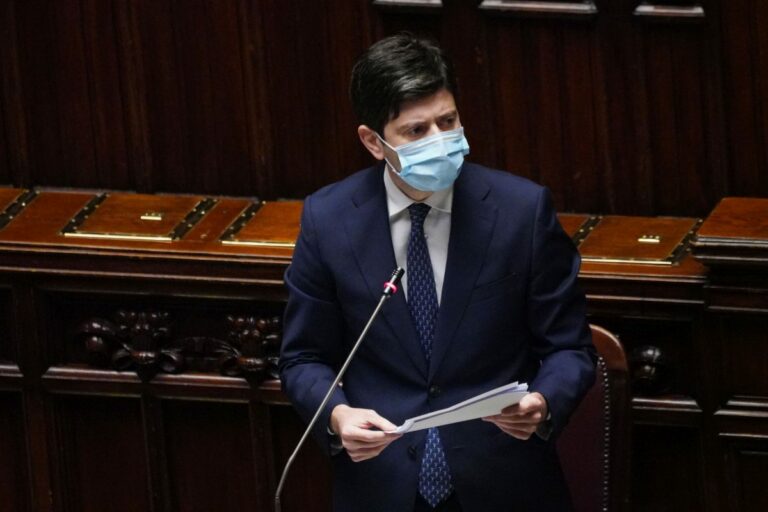 Speranza “La pandemia non è finita, i vaccini l’arma più importante”