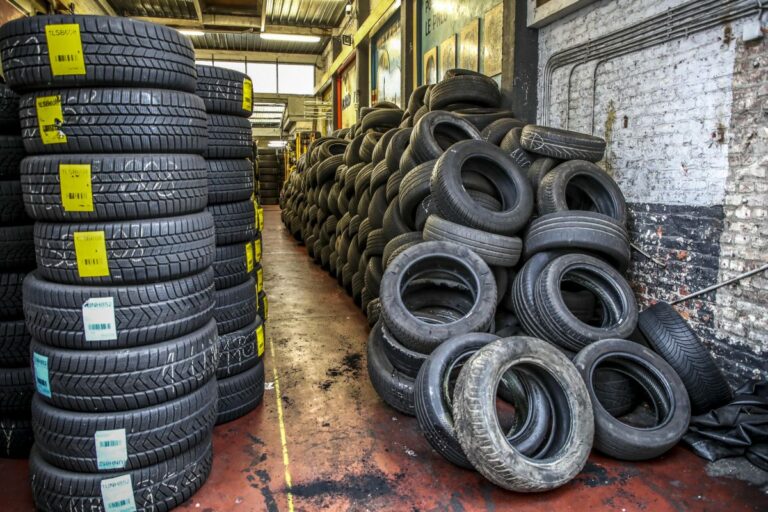 Accordo Eni-Ecopneus per nuovi prodotti da pneumatici a fine vita