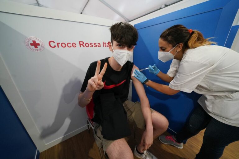 Nel Lazio aperte prenotazioni vaccino Covid per fascia 12-16 anni
