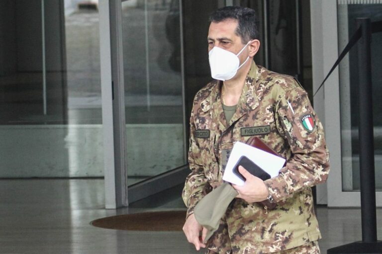 Figliuolo a Regioni “Incentivare vaccini personale scuola e università”