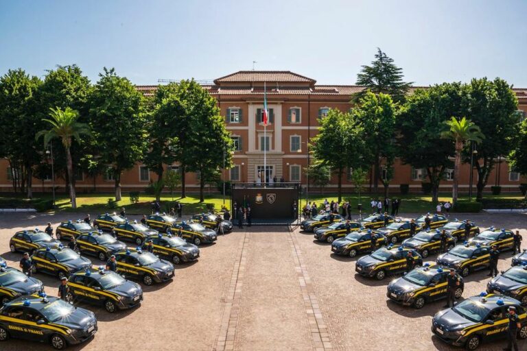 Peugeot consegna 30 e-208 100% elettriche alla Guardia di Finanza