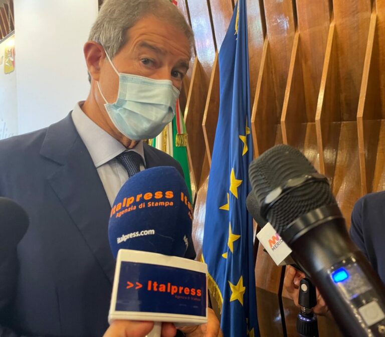 Vaccino, Musumeci firma ordinanza: in Sicilia campagna a tappeto