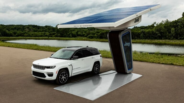 Prime immagini della Jeep Grand Cherokee 4xe 2022 elettrificata