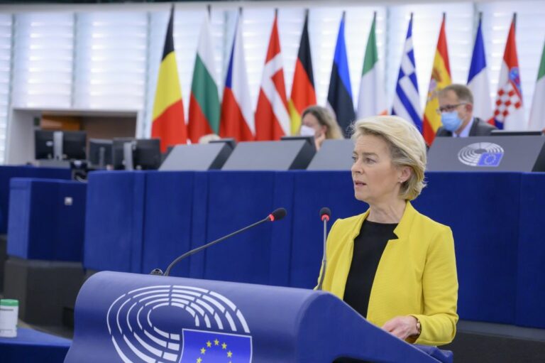 Von der Leyen “Vaccini sufficienti per il 70% della popolazione Ue”