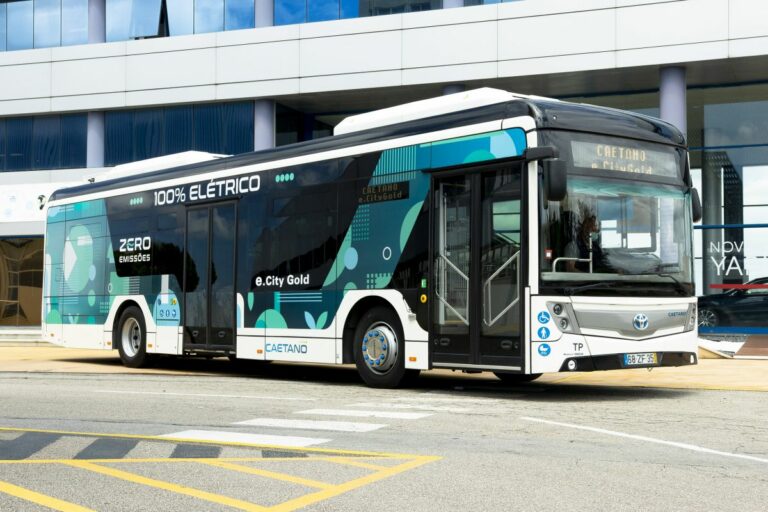 Il marchio Toyota sugli autobus a zero emissioni CaetanoBus