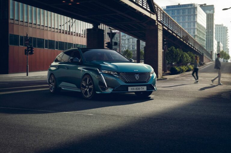 Con la nuova 308 il 70% dei modelli Peugeot è elettrificato