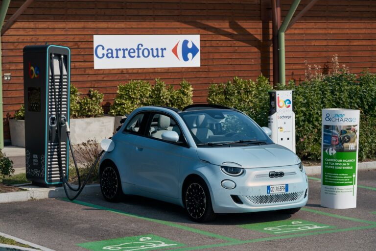 60 punti di ricarica per Fiat 500 nei centri Carrefour