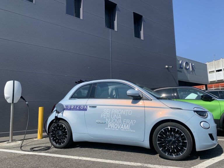 Horizon Automotive installa le colonnine Leasys e VW nei mobility hub
