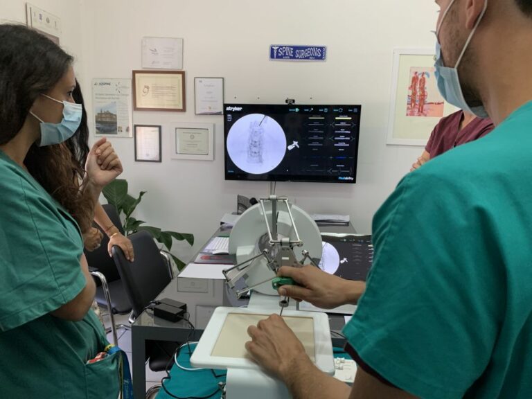 Al Policlinico Bari lezione di chirurgia vertebrale con simulatore