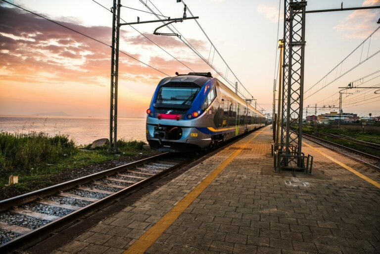 Turismo, nuovi collegamenti treno+bus per le spiagge calabresi