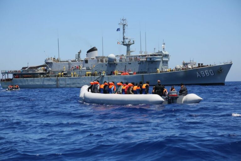 Cinquanta migranti alla deriva salvati a largo di Lampedusa