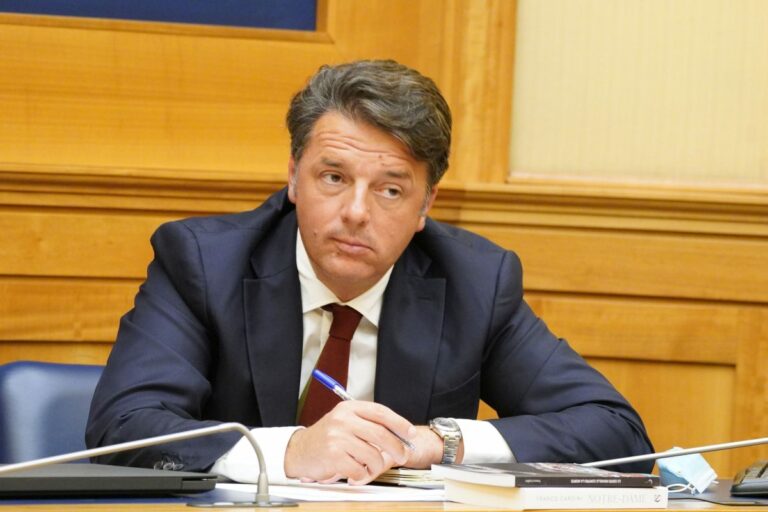 Covid, Renzi “Le zone rosse facciamole per chi non si vaccina”