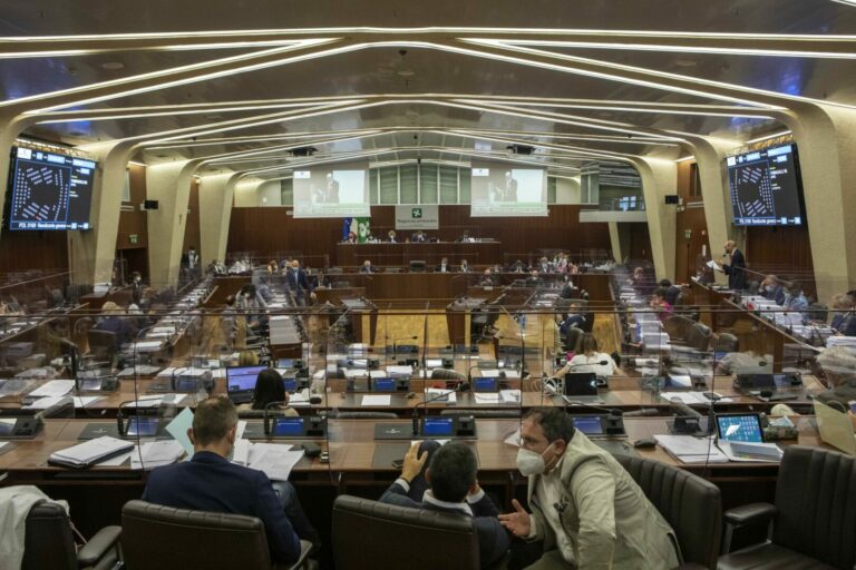 Consiglio regionale della Lombardia approva assestamento di bilancio