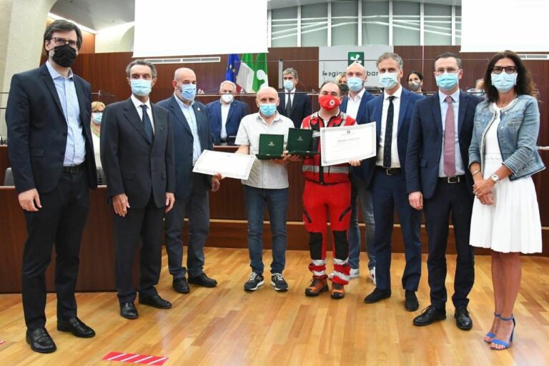 Bus incendiato nel Comasco, premiati “volontari-eroi”