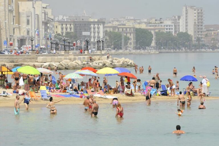 Turismo, vacanze rimandate e più brevi