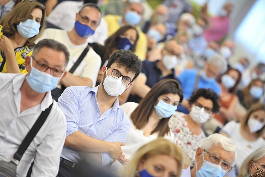Campania, prorogato al 31 agosto l’obbligo di mascherina all’aperto