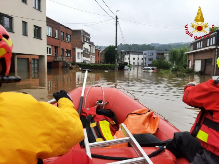 Alluvione in Belgio, 40 persone salvate dai vigili del fuoco italiani