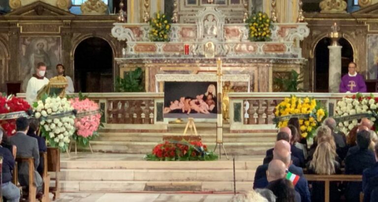 Carrà, un applauso infinito per l’ultimo saluto alla regina della tv