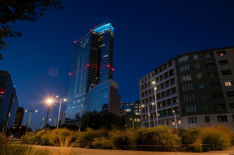 Tokyo2020, a Milano belvedere Palazzo Lombardia si illumina di azzurro
