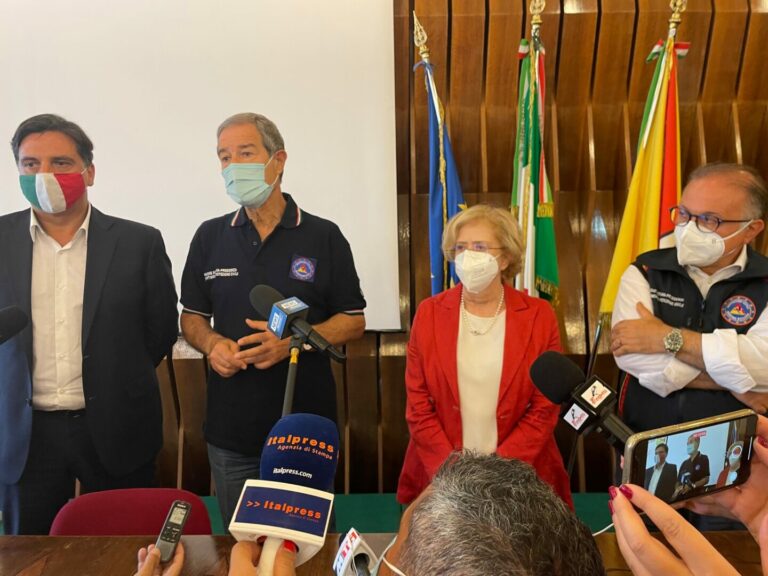 Incendi, Musumeci: “La politica ha tante colpe ma gli sciacalli di più”
