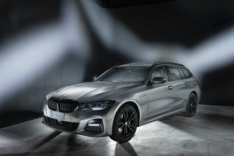 Bmw 320e, piacere di guida ed efficienza per l’ibrida plug-in