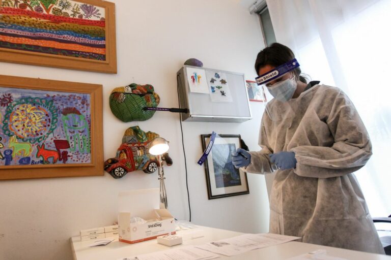 Covid, in Lombardia test antigenici rapidi per fascia 6-13 anni