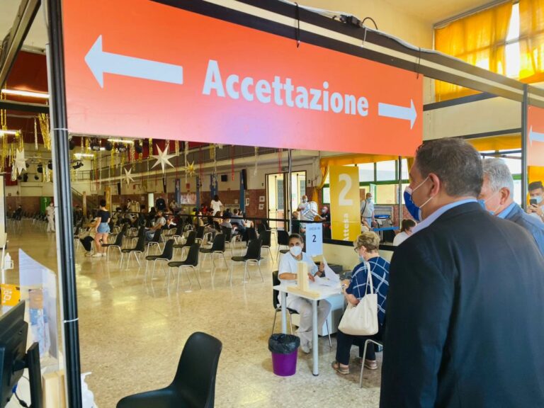Vaccino, Toti a Genova visita nuovo hub Asl3