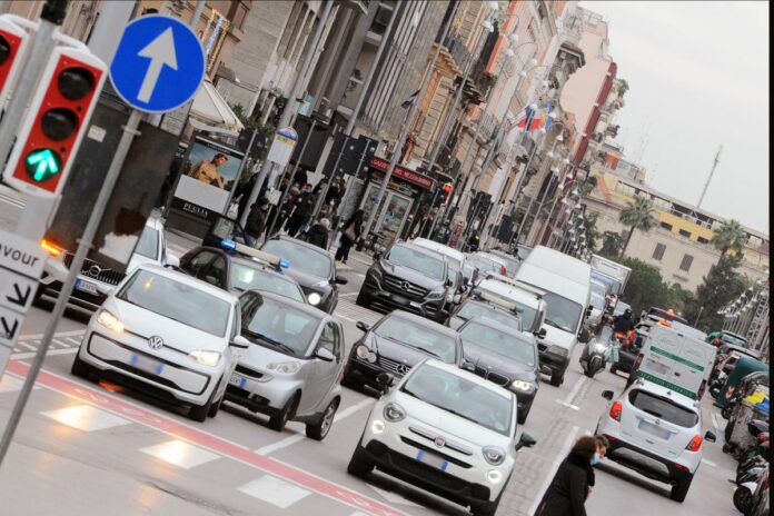 BARI TRA AUTO E SHOPPING BASTA DIVIETI PER NATALE