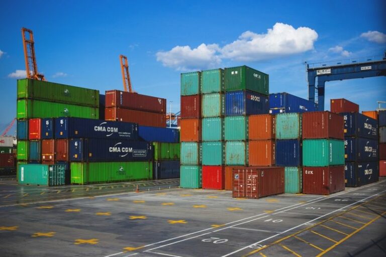 A giugno surplus bilancia commerciale area euro a 18,1 miliardi